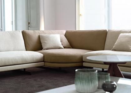 Die Ecke des Dee Dee-Sofas ist mit Vollnarbenleder Adamas Light Grey bezogen.